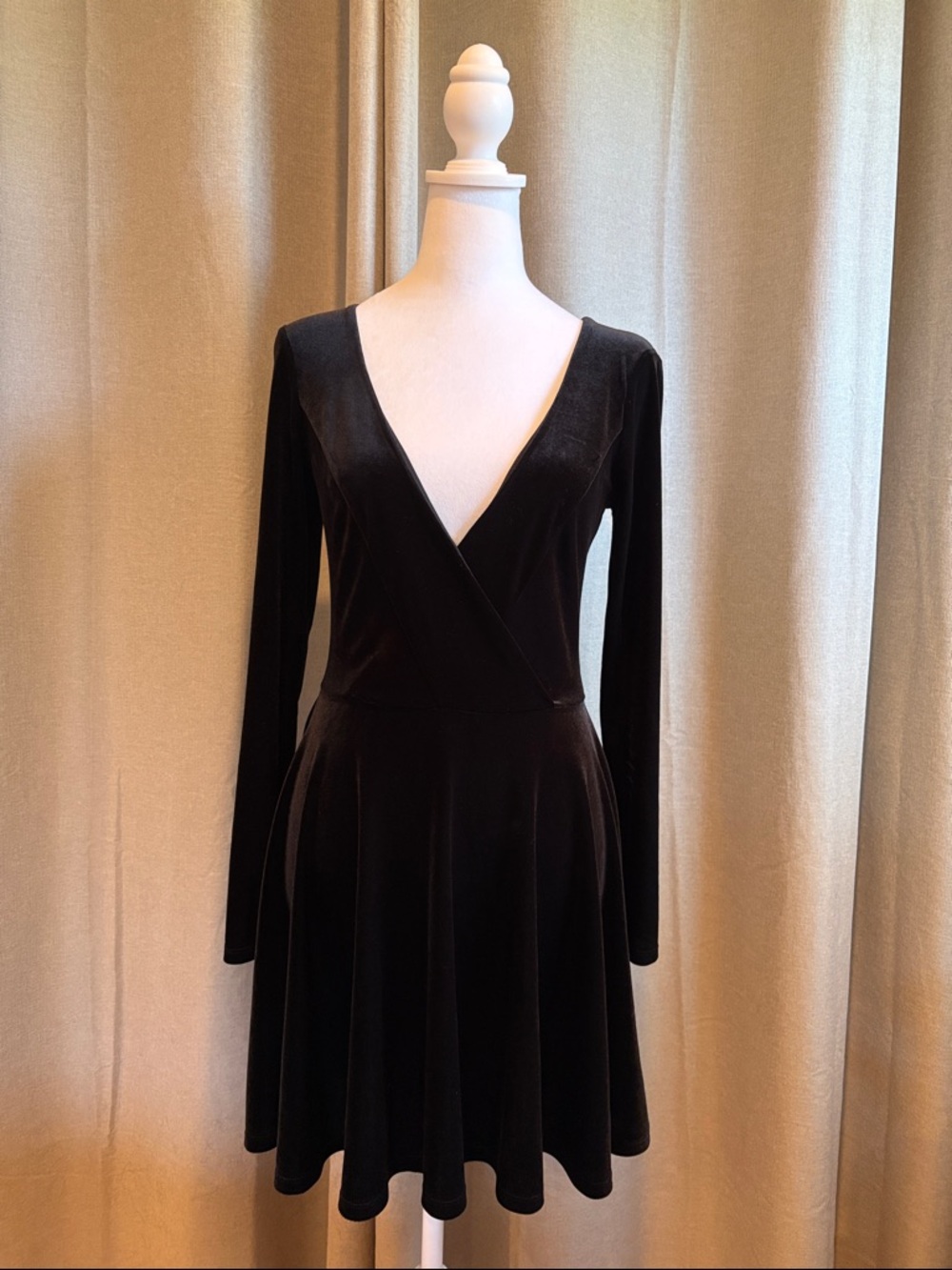 Kimchi Blue - Black Deep V-Neck Velvet Like Long-Sleeve Dress